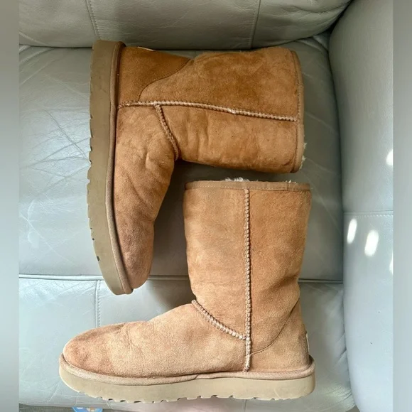 UGG - UGG Classic Shorts II Boots - Great Condition! - Picture 4 of 10